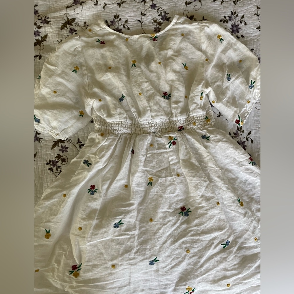 Cute white dress with embroidered flowers 🌺 - Picture 3 of 5